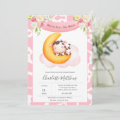 Niedliche Kuh über der Mond Babydusche Einladung (Stehend Vorderseite)