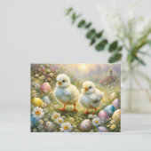 Niedliche Küken auf einer Wiese mit Ostereiern, Vi Postkarte (Stehend Vorderseite)
