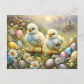 Niedliche Küken auf einer Wiese mit Ostereiern, Vi Postkarte (Vorderseite)