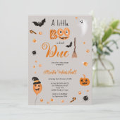 Niedliche Kürbisdusche Boo Halloween Kinderdusche  Einladung (Stehend Vorderseite)