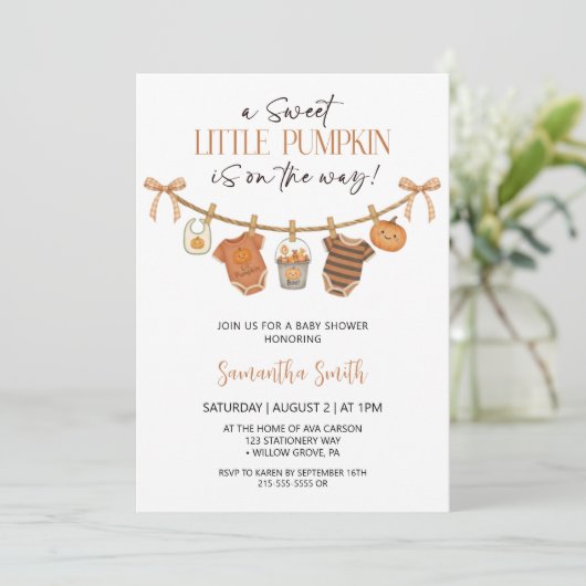 Niedliche Kürbiskleider Herbstdusche Baby Einladung (Stehend Vorderseite)