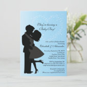 Niedliche küssende schwangere Paare in der Einladung (Stehend Vorderseite)