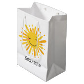 Niedliche Lächelnde Cartoon Kunst Mittlere Geschenktüte (Vorderseite Schrägansicht)