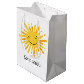 Niedliche Lächelnde Cartoon Kunst Mittlere Geschenktüte (Rückseite Schrägansicht)