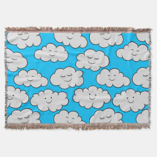 Niedliche lächelnde Wolken auf einem hellblauen Hi Decke