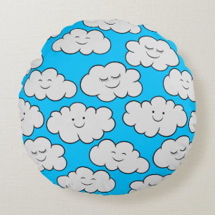 Niedliche lächelnde Wolken auf einem hellblauen Hi Rundes Kissen