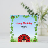 Niedliche Ladybug auf der hellblauen Geburtstagska (Stehend Vorderseite)