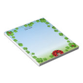Niedliche Ladybug auf Light Blue Notizblock (angewinkelt)