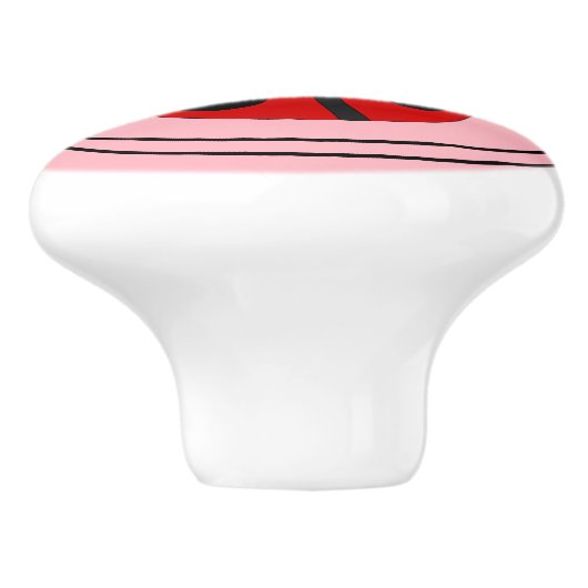 Niedliche Ladybug auf rosa Keramikknauf (Seitenansicht)