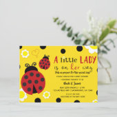 Niedliche Ladybug Gelbe Blumen Girls Babydusche Einladung (Stehend Vorderseite)
