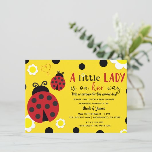 Niedliche Ladybug Gelbe Blumen Girls Babydusche Einladung (Stehend Vorderseite)