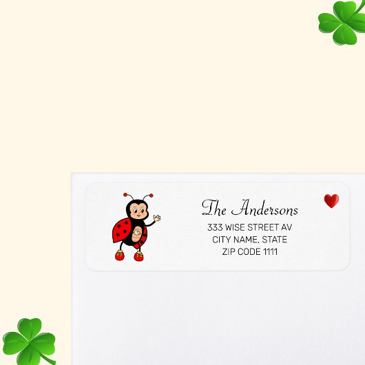 Niedliche Ladybug und Herz auf Weiß