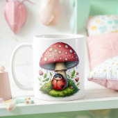 Niedliche Ladybug unter Pilzschirm Kaffeetasse