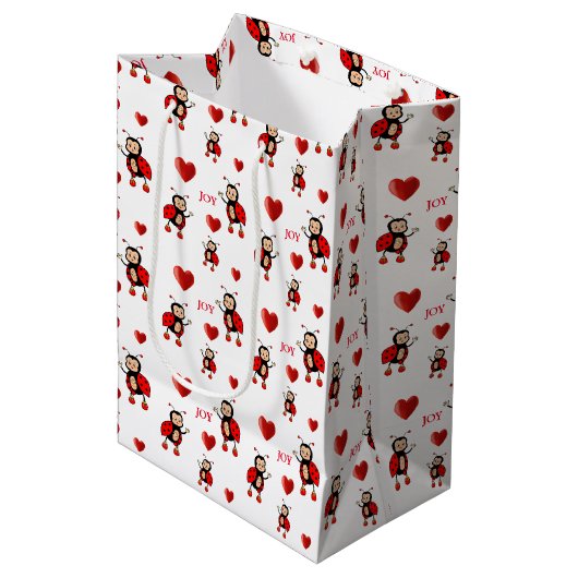 Niedliche Ladybugs auf Weiß Mittlere Geschenktüte (Vorderseite Schrägansicht)