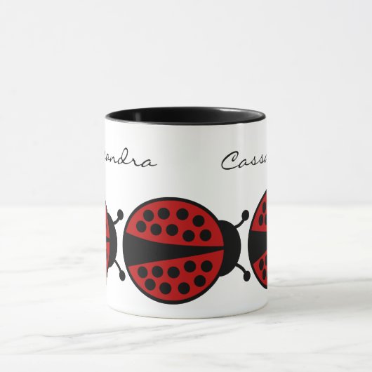 Niedliche Ladybugs mit Ihrem Namen Tasse (Zentrum)