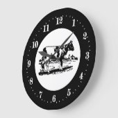 niedliche Landkuh liebt große Uhr (Winkel)