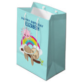 Niedliche Lazy Sloth mit Sun & Rainbow Birthday Mittlere Geschenktüte (Rückseite Schrägansicht)