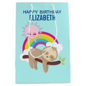 Niedliche Lazy Sloth mit Sun & Rainbow Birthday Mittlere Geschenktüte (Vorderseite)