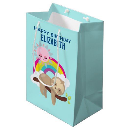 Niedliche Lazy Sloth mit Sun & Rainbow Birthday Mittlere Geschenktüte (Vorderseite Schrägansicht)