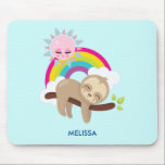 Niedliche Lazy-Sloth mit Sun & Rainbow Mousepad<br><div class="desc">Ein Mauskissen mit einer Illustration mit einem lustigen braunen Faultier,  der sich glücklich auf einem Baumzweig verfärbt. Ein farbenfroher Regenbogen hinter ihm,  zusammen mit einer rosa Sonne,  die über den Kopf schwebt. Niedlich,  bezaubernd und trendig.</div>