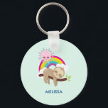 Niedliche Lazy-Sloth mit Sun & Rainbow Schlüsselanhänger<br><div class="desc">Ein personalisierter Schlüsselanhänger mit einer Illustration mit einem lustigen braunen Faultier,  der glücklich auf einem Baumzweig lasiert. Ein farbenfroher Regenbogen hinter ihm,  zusammen mit einer rosa Sonne,  die über den Kopf schwebt. Niedlich,  bezaubernd und trendig.</div>