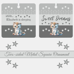 Niedliche Leoparden, deren Name bedeutet, in Grau Ornament Aus Metall