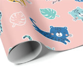 Niedliche Leoparden mit Dschungelblättern auf Rosa Geschenkpapier (Rolleneckpunkt)