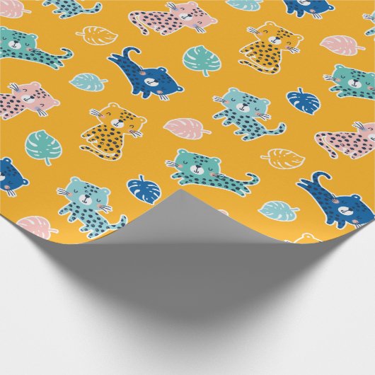 Niedliche Leoparden mit Dschungelblättern auf Senf Geschenkpapier (Ecke)