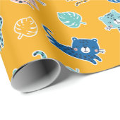Niedliche Leoparden mit Dschungelblättern auf Senf Geschenkpapier (Rolleneckpunkt)
