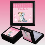 Niedliche Leoparden tragen den Namen Pink Keepake Erinnerungskiste<br><div class="desc">Halten Sie die Geschenkboxen für Kinder. Personalisieren mit einem Namen. Mit einem niedlichen Leopard,  Polka Punkte und Sternen in den Farben Rosa und Weiß.</div>