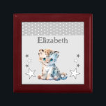 Niedliche Leopardensterne tragen den Namen Graue S Erinnerungskiste<br><div class="desc">Halten Sie die Geschenkboxen für Kinder. Personalisieren mit einem Namen. Mit einem niedlichen Leopard,  Polka Punkte und Sternen in den Farben grau und weiß.</div>