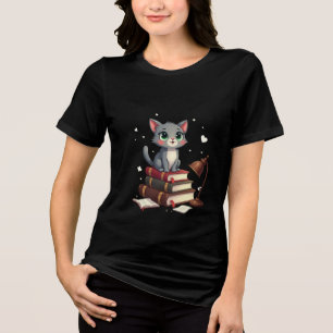 Niedliche Lesekatze: Kitten auf einem Stapel Büche Tri-Blend Shirt