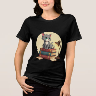 Niedliche Lesekatze: Kitten auf einem Stapel Büche Tri-Blend Shirt