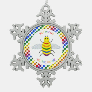 Niedliche LGBT-Proud-Regenbogenbiene und -Blume Schneeflocken Zinn-Ornament