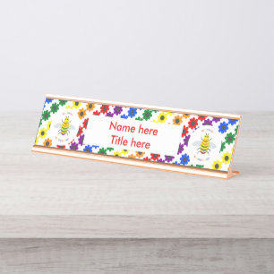 Niedliche LGBT-Proud-Regenbogenbiene und -Blume Schreibtischnamensplakette