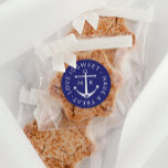 Niedliche Liebe Anker ist süße Navy Blue Gastgesch Runder Aufkleber<br><div class="desc">Navy blaue Gastgeschenk Hochzeit Aufkleber mit einem niedlichen Anker verziert mit Herzen. Liebe ist süß - eine Leckerei ist in einem Kreis um den Anker geschrieben. Fügen Sie Ihre Initialen hinzu.</div>
