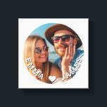 Niedliche Liebe Herz Foto Paare Personalisierte Na Leinwanddruck<br><div class="desc">Niedliche Liebe Heart Foto Paare Personalisierte Namen Leinwand Kunst zeigt Ihr Lieblings-Foto mit einem Liebe Herz und personalisiert mit Ihren Namen in modernen weißen Schriften. Personalisieren Sie diese, indem Sie den Text in dem dafür vorgesehenen Textfeld bearbeiten und ein eigenes Bild hinzufügen. Perfekte Geschenke für Paare, Freund, Freundin, Ehemann, Ehefrau,...</div>