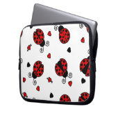 Niedliche Liebe hört rote Marienkäfer ab Laptopschutzhülle (Vorderseite Links)