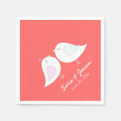 Niedliche Liebe-Vögel auf korallenrotem Serviette (Vorderseite)