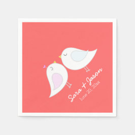 Niedliche Liebe-Vögel auf korallenrotem Serviette