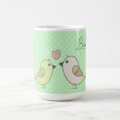 Niedliche Liebesgeburten auf dem grünen Polka-Punk Kaffeetasse (Mittel)