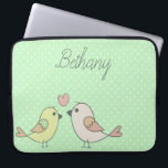 Niedliche Liebesgeburten auf dem grünen Polka-Punk Laptopschutzhülle<br><div class="desc">Adorable Laptop-Hülle mit Liebesvogel-Illustration auf einem pastellgrünen Polka Punkt Hintergrund. Option zum Personalisieren.</div>