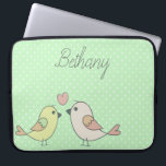 Niedliche Liebesgeburten auf dem grünen Polka-Punk Laptopschutzhülle<br><div class="desc">Adorable Laptop-Hülle mit Liebesvogel-Illustration auf einem pastellgrünen Polka Punkt Hintergrund. Option zum Personalisieren.</div>