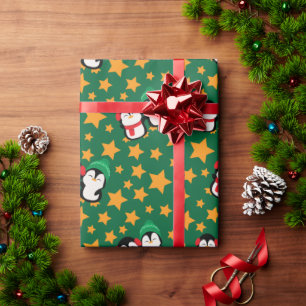 Niedliche Liebespinguine und Weihnachtsgrün Geschenkpapier