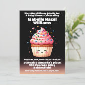 Niedliche L'il Cupcake Sprinkles Kinderdusche Einladung (Stehend Vorderseite)