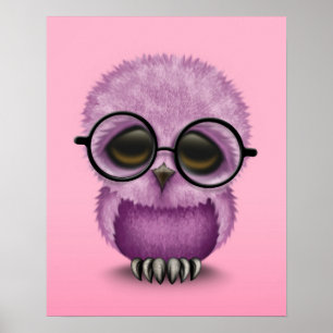 Niedliche Lila Babyschale mit Brille auf Rosa Poster