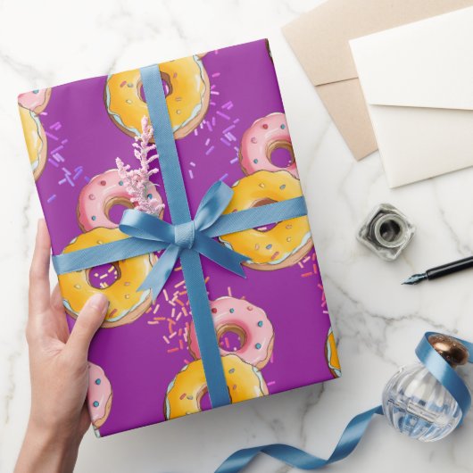 Niedliche Lila Donut farbenfrohe Sprinkle Geburtst Geschenkpapier (Schenken)