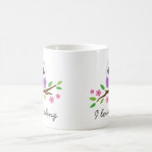 Niedliche lila Eule auf dem BlumenLiebeablesen der Kaffeetasse (Mittel)