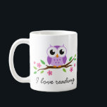 Niedliche lila Eule auf dem BlumenLiebeablesen der Kaffeetasse<br><div class="desc">Niedliche Schale,  die eine kleine lila Cartooneule sitzt auf einer Niederlassung mit Grün-Blätter und rosa Blumen kennzeichnet. Kundengerechter Text: "Ich lesende Liebe". Der Text kann zu einem Namen leicht geändert werden,  oder noch etwas,  zum Beispiel ",  das ich Liebe buche". Würde ein niedliches Geschenk für einen Bibliothekar machen.</div>