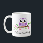 Niedliche lila Eule auf dem BlumenLiebeablesen der Kaffeetasse<br><div class="desc">Niedliche Schale,  die eine kleine lila Cartooneule sitzt auf einer Niederlassung mit Grün-Blätter und rosa Blumen kennzeichnet. Kundengerechter Text: "Ich lesende Liebe". Der Text kann zu einem Namen leicht geändert werden,  oder noch etwas,  zum Beispiel ",  das ich Liebe buche". Würde ein niedliches Geschenk für einen Bibliothekar machen.</div>